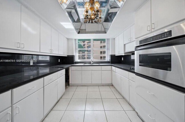 Building Photo - 5255 Collins Ave