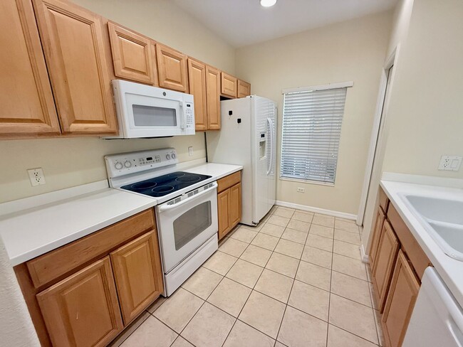 Building Photo - Three Bedroom Townhome in Heritage Harbour