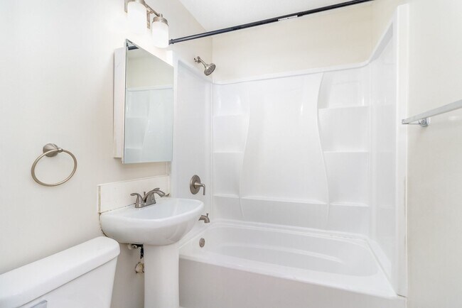 Building Photo - Spacious 5bed|2bath Home w/ Large Backyard & Garage