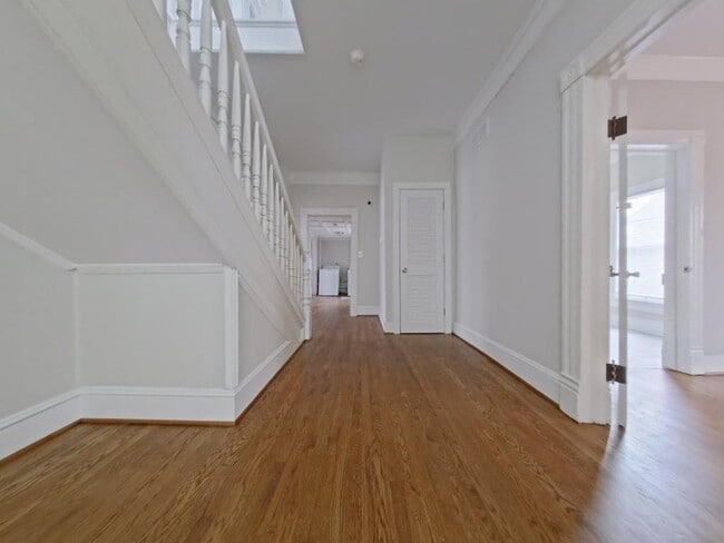 Building Photo - 304 Oakwood St