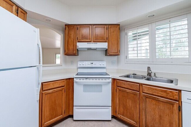 Building Photo - Move-In Ready 2-Bed Tucson Home with Natur...