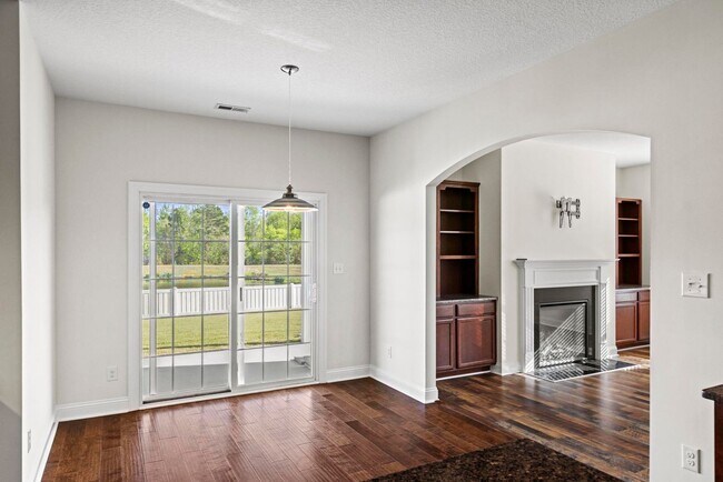 Building Photo - Large 5 bedroom home- don't miss this one!