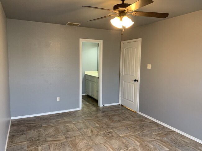 Building Photo - Beautiful duplex in Cooper School District!