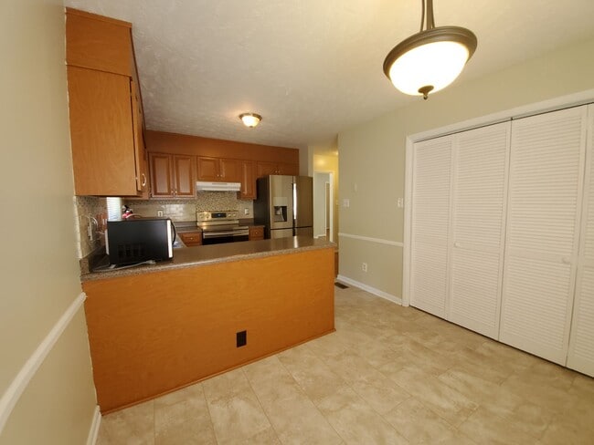 Building Photo - 6400 Hollyhock Ct