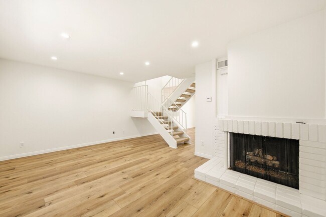 Building Photo - Remodeled 3bd/2.5bath steps from beaches, Racetrack, and Cedros Design district