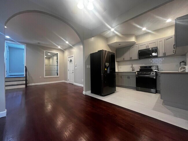 Building Photo - 633 37th St