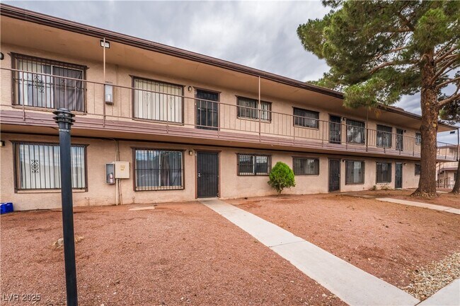 Primary Photo - 585 S Royal Crest Cir
