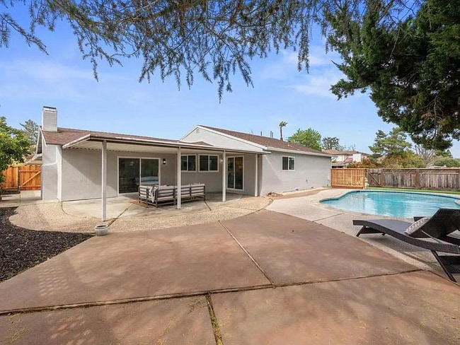 Building Photo - 2426 Regent Rd