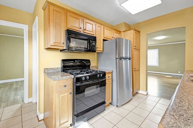 Building Photo - 3BR Cottage with Large Backyard, Garage and a Basement!