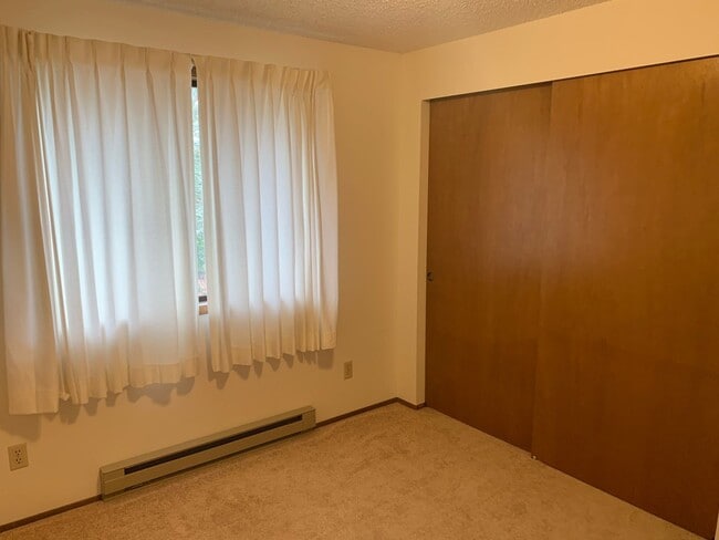 Building Photo - Wonderful Pet Friendly 3 Bedroom Home with...