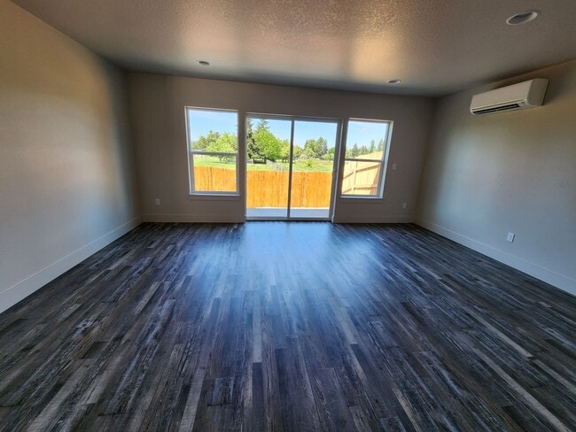 Building Photo - 3 Bedroom 2.5 Bath in Winlock