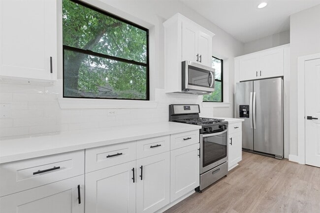 Building Photo - 806 E 39th St