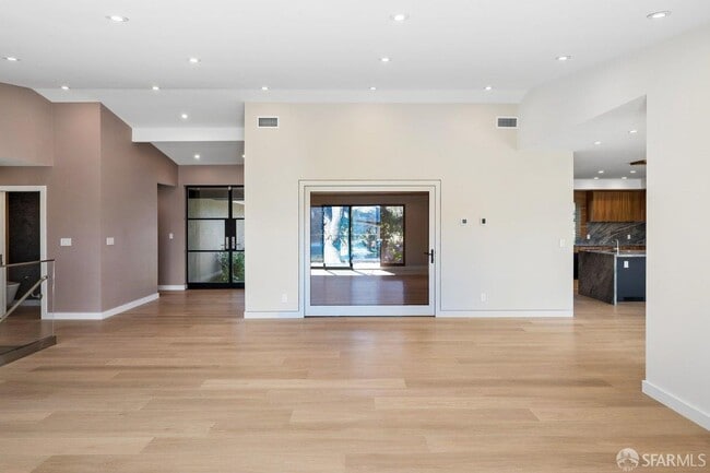 Building Photo - 1435 Lakeview Dr