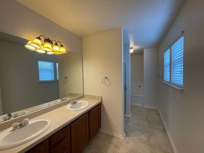 Building Photo - LOTS OF SQUARE FOOTAGE IN THIS 4 BEDROOM H...