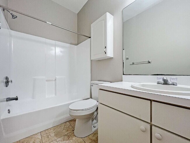 Building Photo - 906 Alfreda Ave