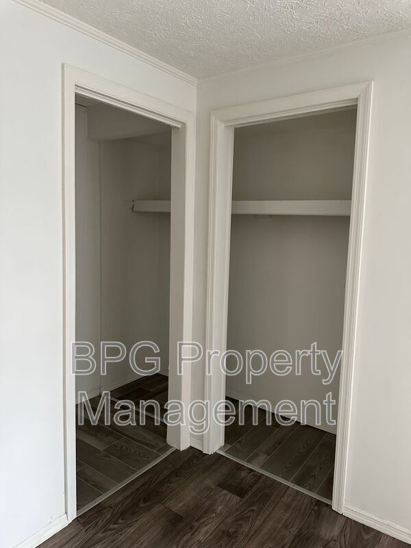 Building Photo - 123 Circle Dr