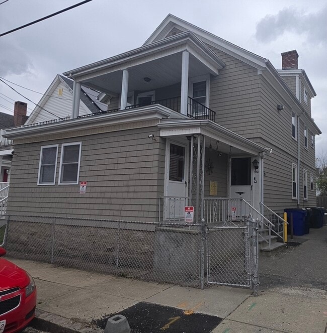Building Photo - 120 Plain St
