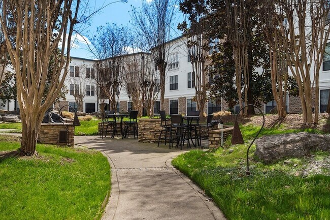 Building Photo - 2600 Hillsboro Pike
