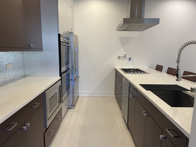 Building Photo - 1870 N Damen Ave