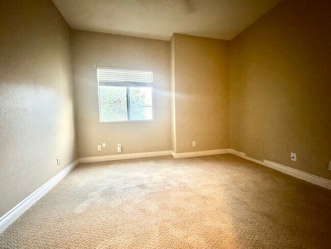 Building Photo - 3 Bedroom spacious home in Aliso Viejo (Ti...