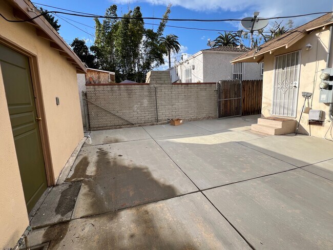Building Photo - 706 Triana Pl