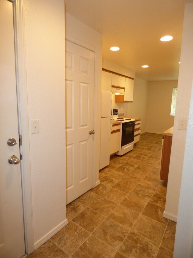Building Photo - Rent Special: FREE June's Rent - 2 Bedroom 1 Bath Unit NE Salem!