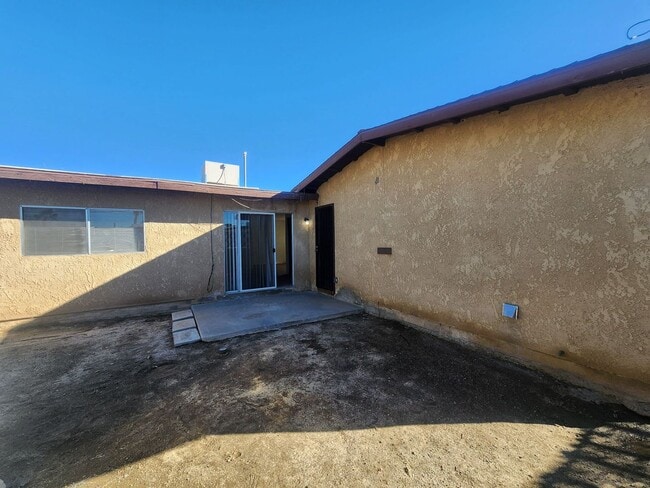 Building Photo - 2 Bedroom 1 Bath Home