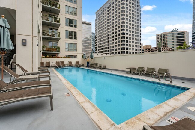 Building Photo - Modern 2-Bedroom Condo with Premium Amenities in Downtown San Diego