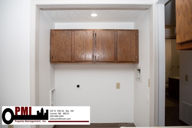 Building Photo - 2 Bedroom and 1 Bathroom Duplex Available ...