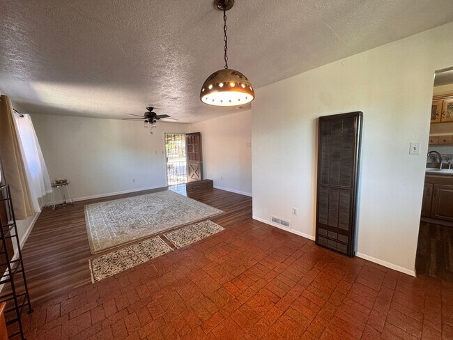 Building Photo - 3 bedroom 2 bath home in NE Albuquerque