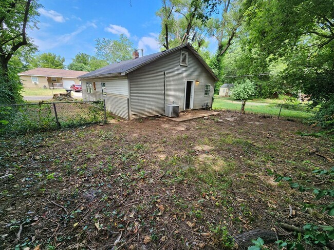 Building Photo - 826 N Weaver Ave