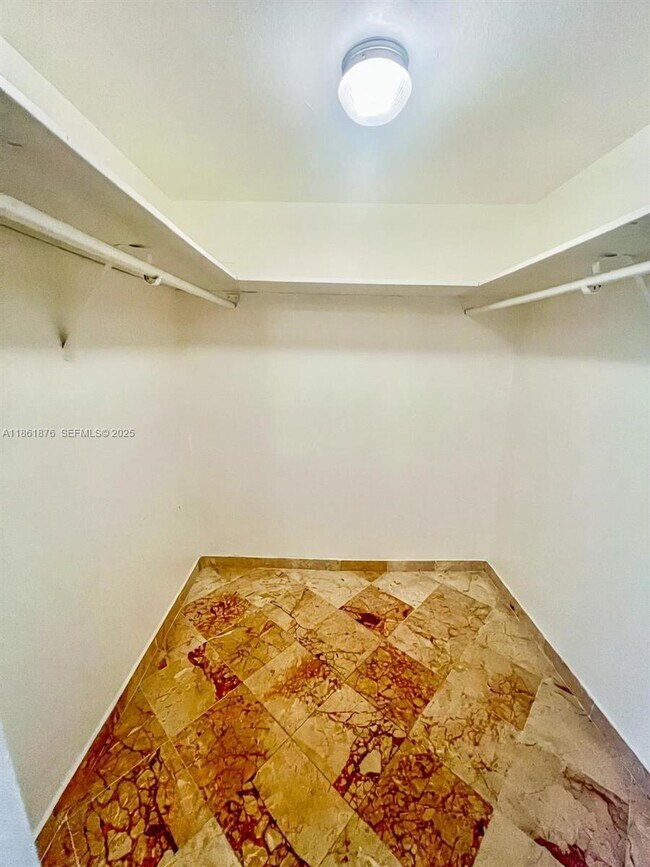 Building Photo - 2025 NE 164th St