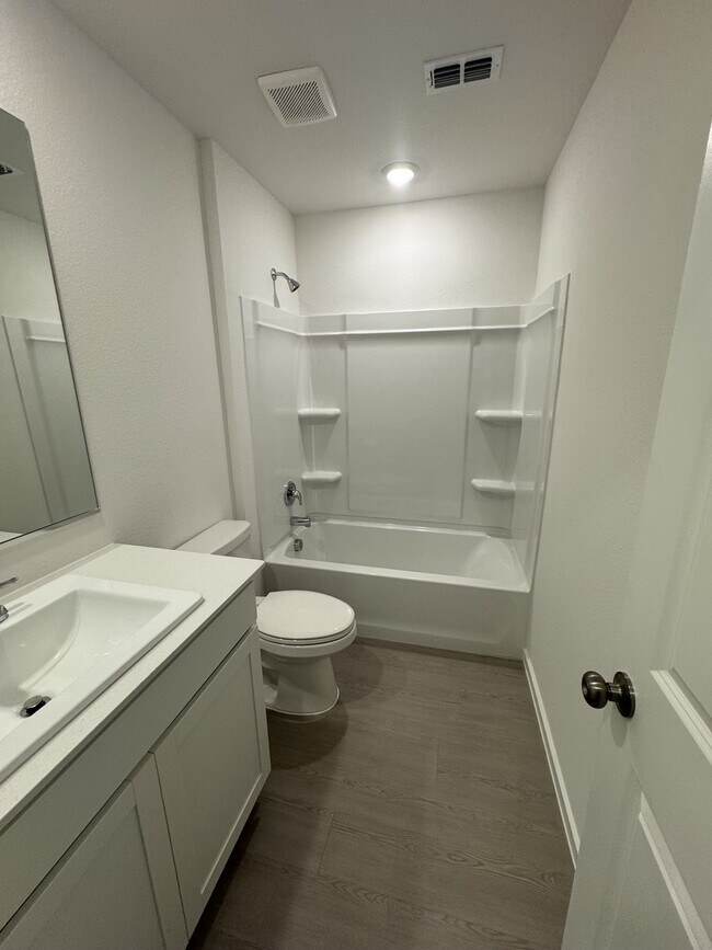 Building Photo - 913 Birkdale Dr