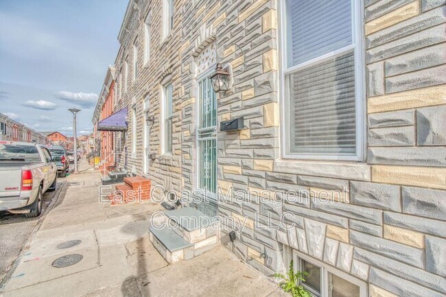 Building Photo - 1253 Sargeant St