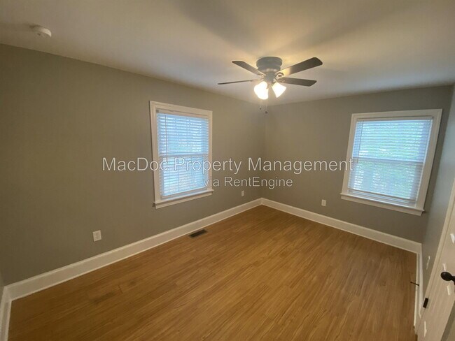 Building Photo - 214 W Broaddus Ave