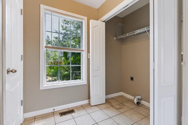 Building Photo - Flagstone Drive
