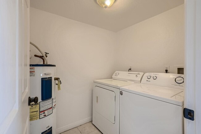 Building Photo - MOVE IN SPECIAL! HALF OFF FIRST MONTH'S RENT - Lovely 2 Bedroom Condo Near the Strip!