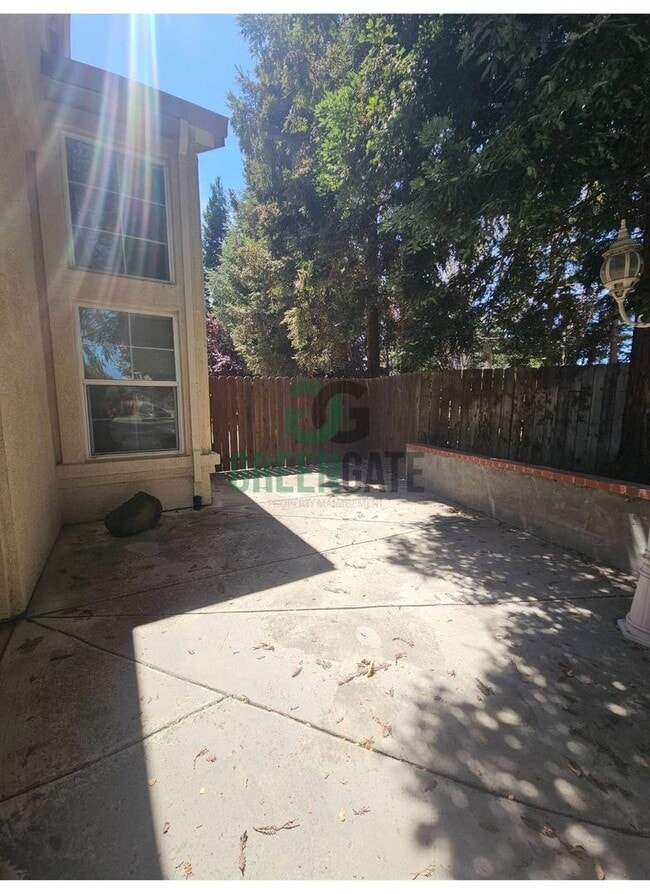 Building Photo - Beautiful 4 Bedroom, 3 Bathroom Home in Tr...