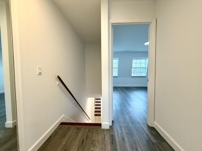 Building Photo - 413 N Cypress Dr