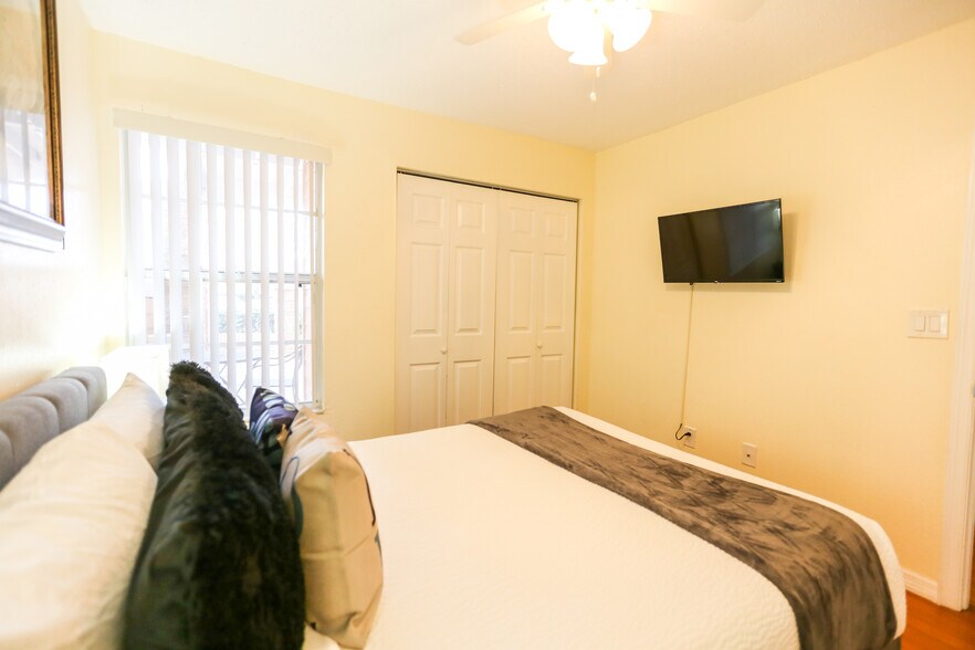 Building Photo - 2489 Sweetwater Club Cir