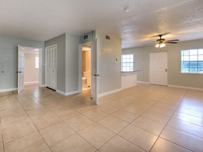 Building Photo - Very nice large 5 bedroom/3 bathroom home ...