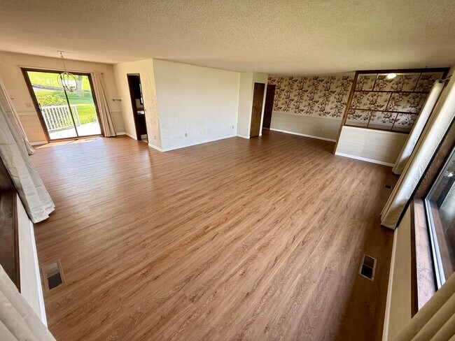 Building Photo - Beautiful Golf Course Home | 2 Bed • 2 Bath • Bonus Room