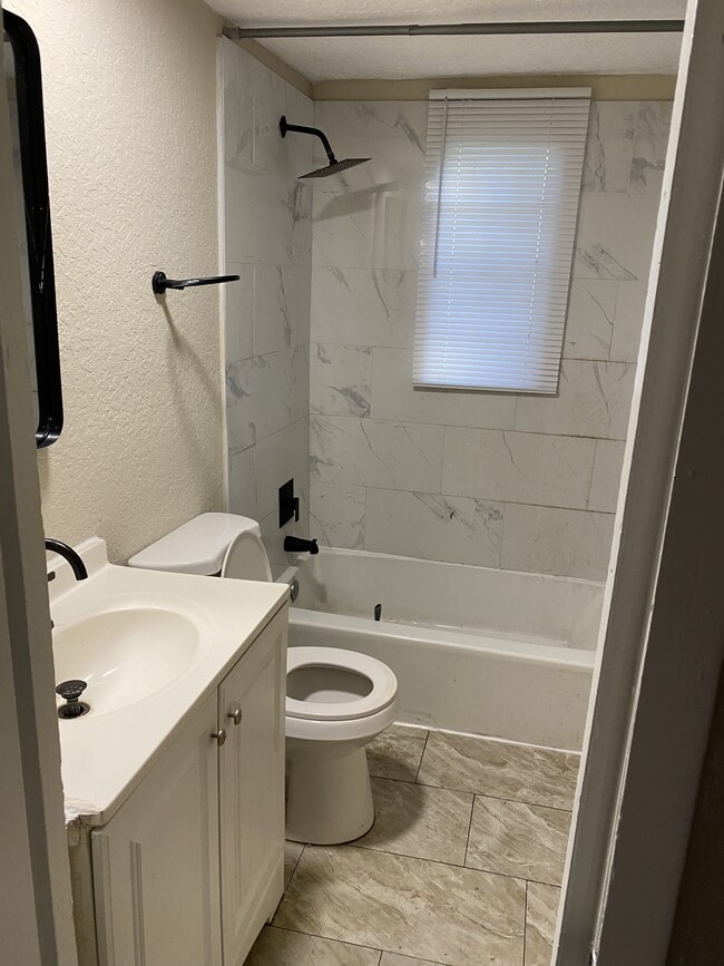 Building Photo - 1040 Line St