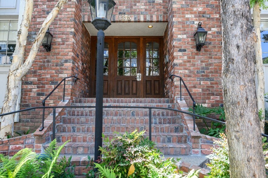 Building Photo - 1375 Kelton Ave