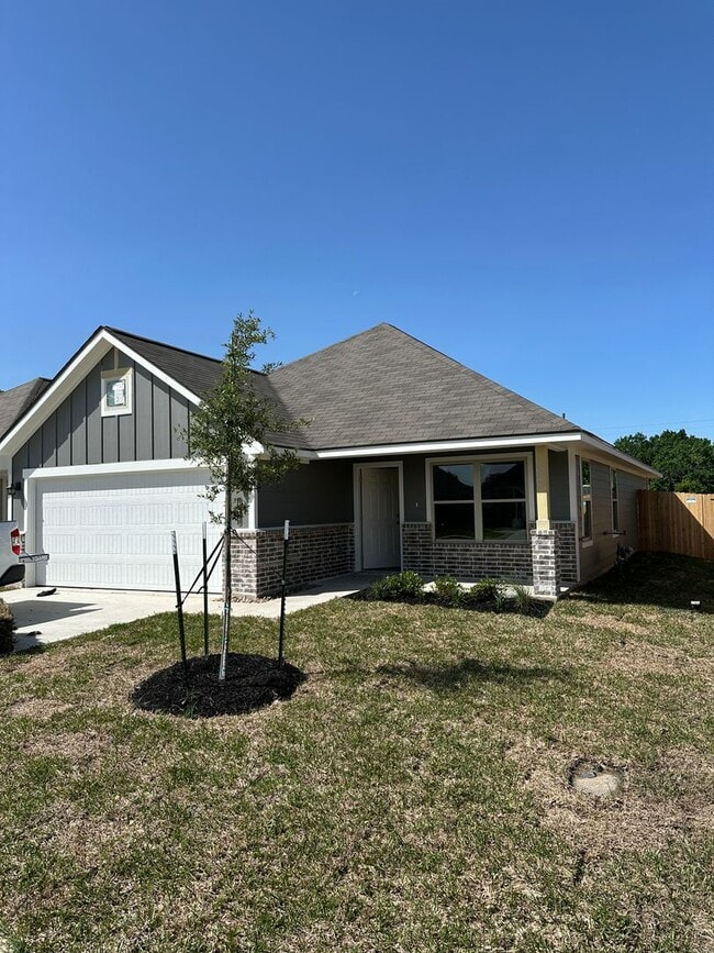 Building Photo - Navasota -Built last year -3 bedrooms / 2 bath / 2 car garage with fenced in yard.