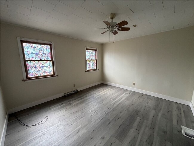Building Photo - 311 E Market St Ext