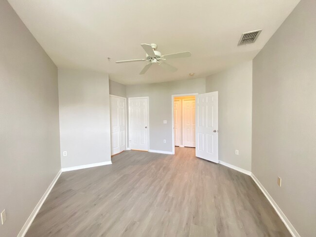 Building Photo - Beautiful 1/1 Condo in the Gated Community...