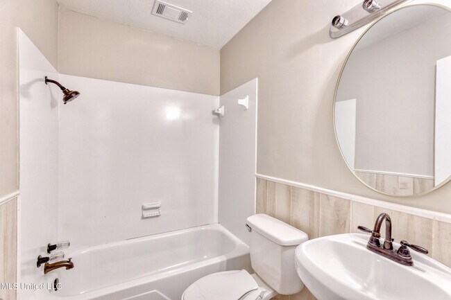 Building Photo - 504 N Island View Ave