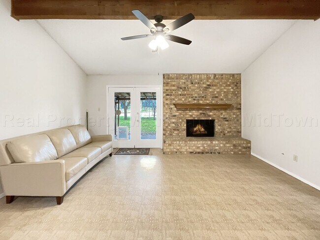 Building Photo - 841 S Atkerson Ln