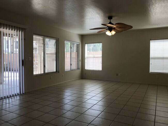 Building Photo - Gilbert Home - 5 Bed + Den & 2.75 Bath with Beautiful Pebble Teck Pool